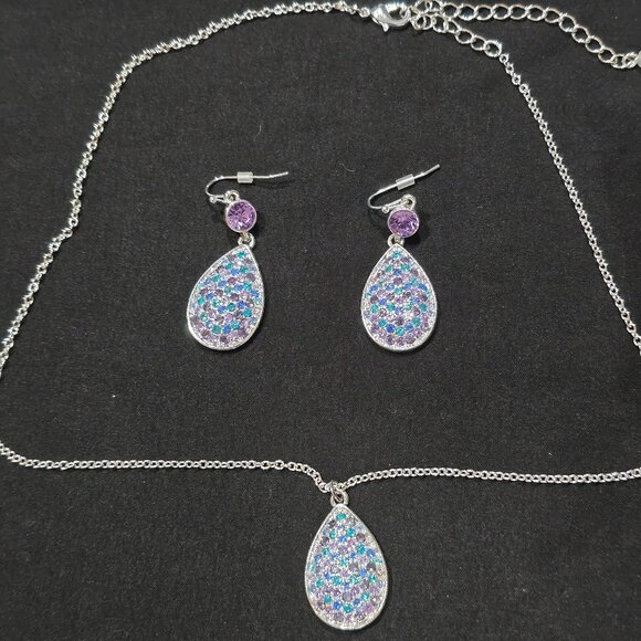 AVON Necklace and Earrings Set - Picture 1 of 3
